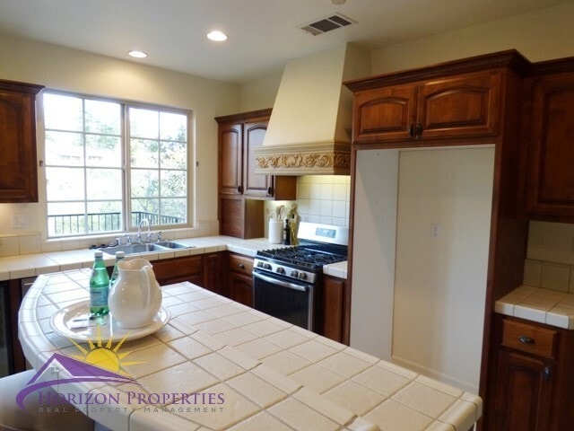 Building Photo - Modern Three-story 5 Bed 3.5 Bath 2,601 sqft Fair Oaks Home