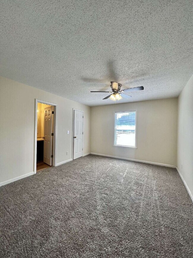 Building Photo - 3864 NORTHEAST DRIVE UNIT C