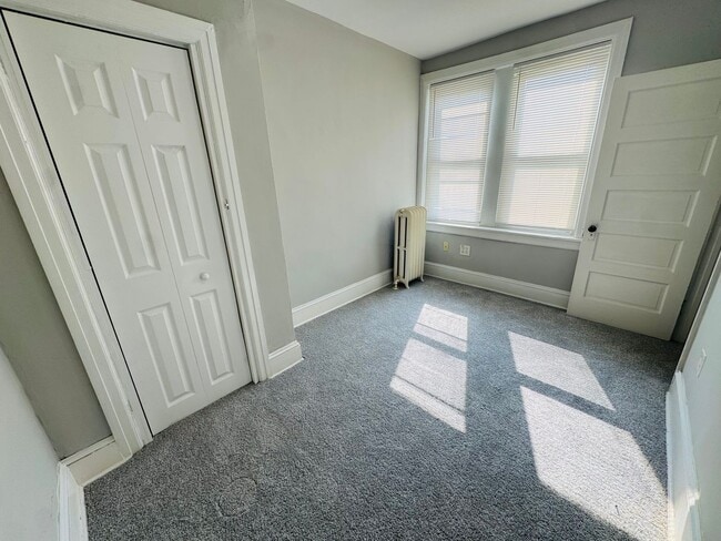 Building Photo - Remodeled 3bd/1 House with Rear yard!! SEC...