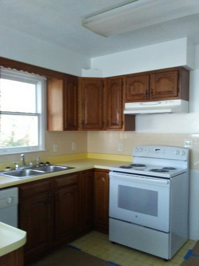 Building Photo - Bungalow Located Just Outside of Town