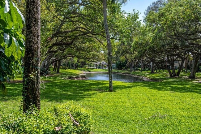 Building Photo - 2 Park Shores Cir