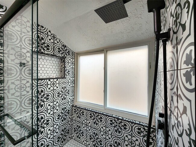 Building Photo - 2118 Creston Dr