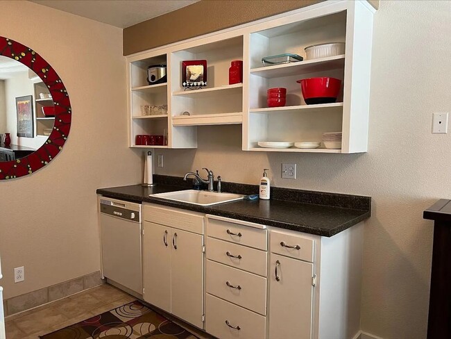 Building Photo - Furnished 2 bed/1 bath Apartment in Long Beach/All utilities Included