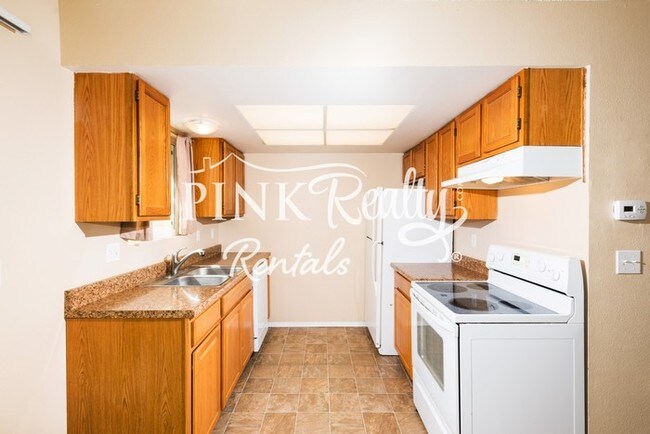 Building Photo - Great 2-Story Townhome in Soaring Eagle