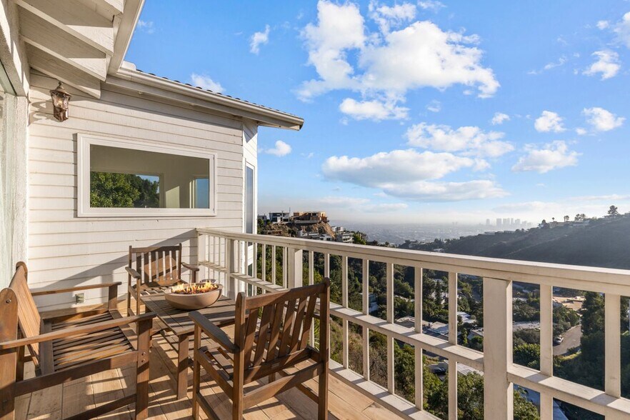 Building Photo - 2019 Sunset Plaza Dr