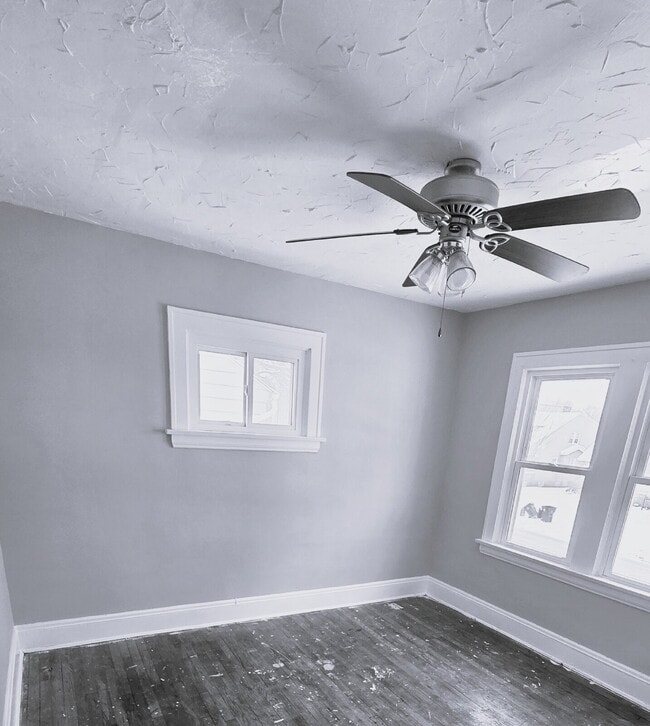 Building Photo - 4 Bedroom 2 Bath - Split Level Single Family Home!