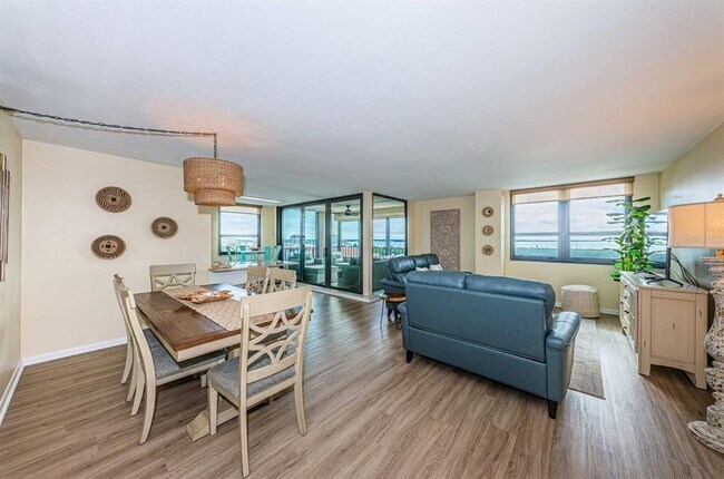 Building Photo - 6291 Bahia Del Mar Cir N