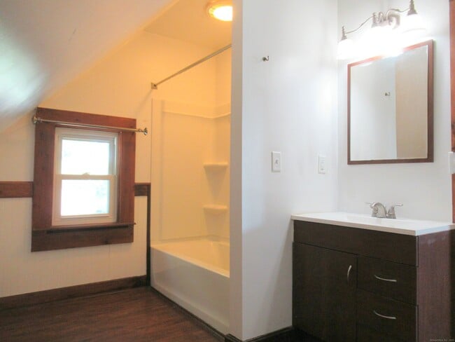 Building Photo - 144 Disbrow St