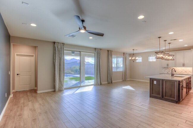 Building Photo - Very Special Oro Valley Home with Pool and Mountain Views!