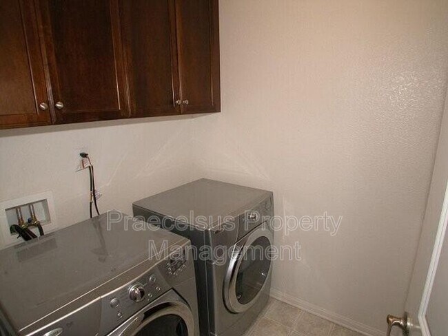Building Photo - 1724 Rolling Water Dr