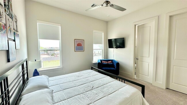 Building Photo - 1216 W 21st St