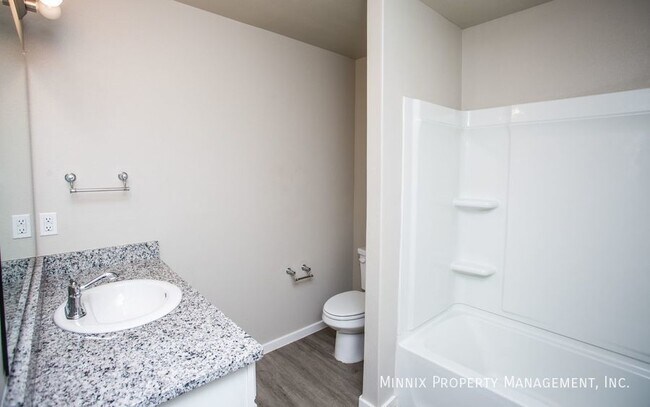 Building Photo - 2005 Kenwood Ave