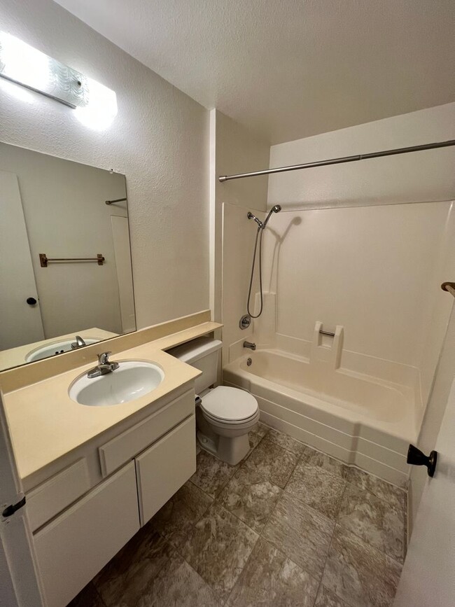 Building Photo - 2 Bed/2.5 Bath Condo at College Park Townh...