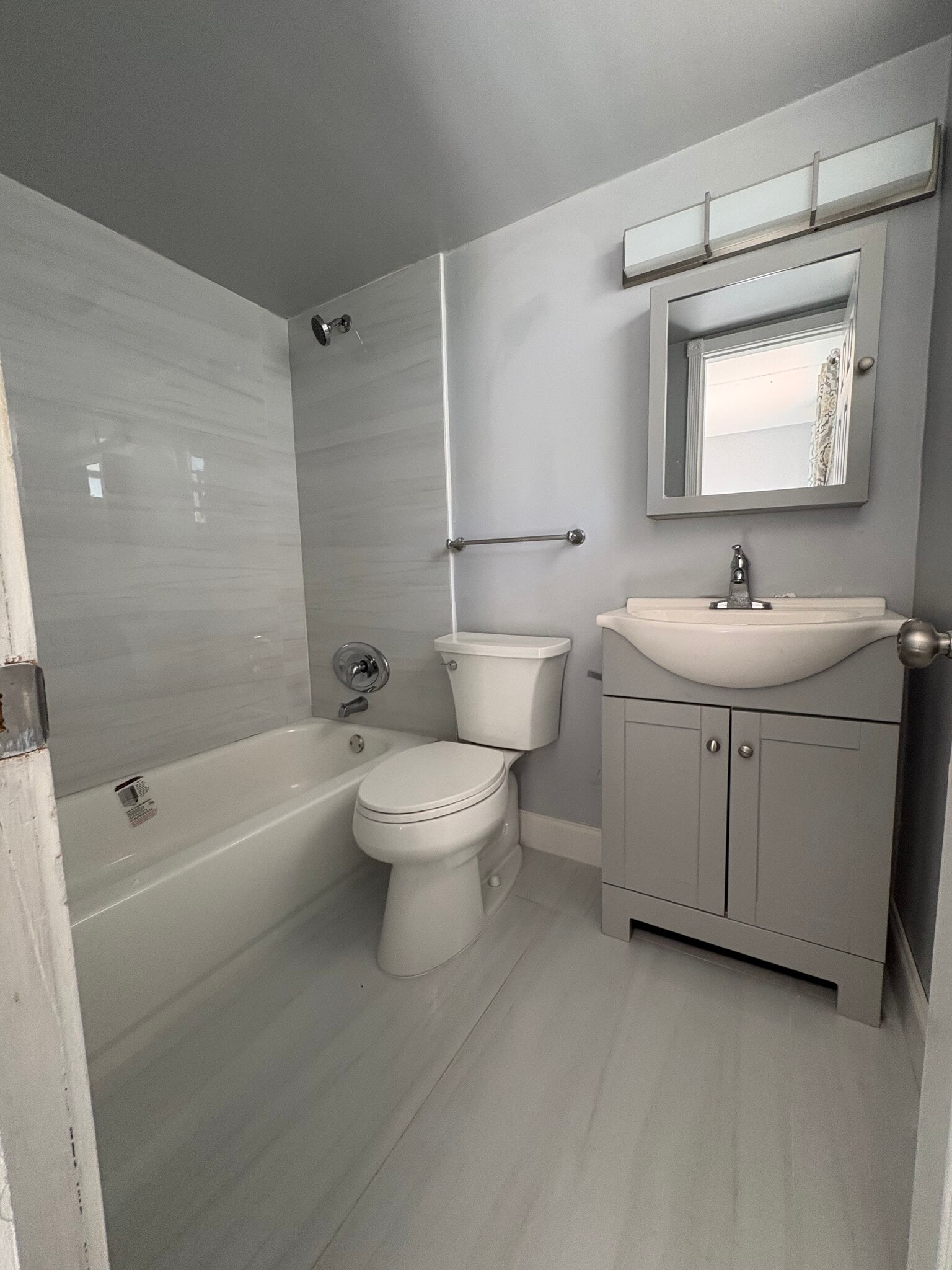 Main bath - 4500 N Flagler Dr