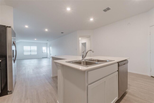 Building Photo - 368 Keefer