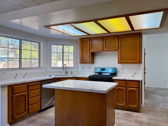 Building Photo - NORTHWEST SOLAR HOME - AVAILABLE NOW!
