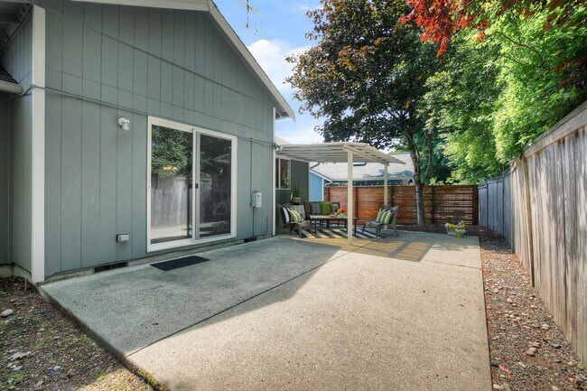 Building Photo - Main floor master - A/C home with 4 bedrooms formal living/dining and great room! Olympia School ...