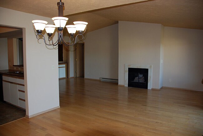 Building Photo - **Available July** BROWNE'S ADDITION GATED CONDOMINIUM 3 Bed 2 Bathroom view property