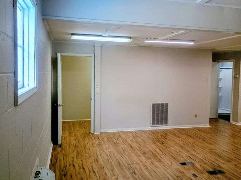 Building Photo - 111 Santee Ln