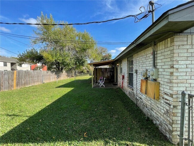 Building Photo - 1527 Hillside Dr