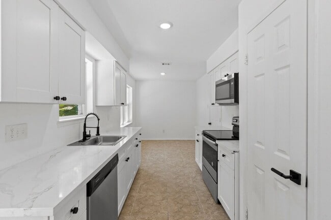 Building Photo - 9930 Valley Lake Dr