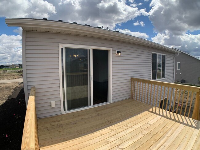 Building Photo - 3 Bed 2.5 Bath Single Family Home