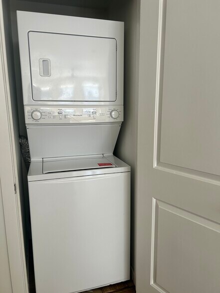 Washer/dryer - 1105 S 47th St