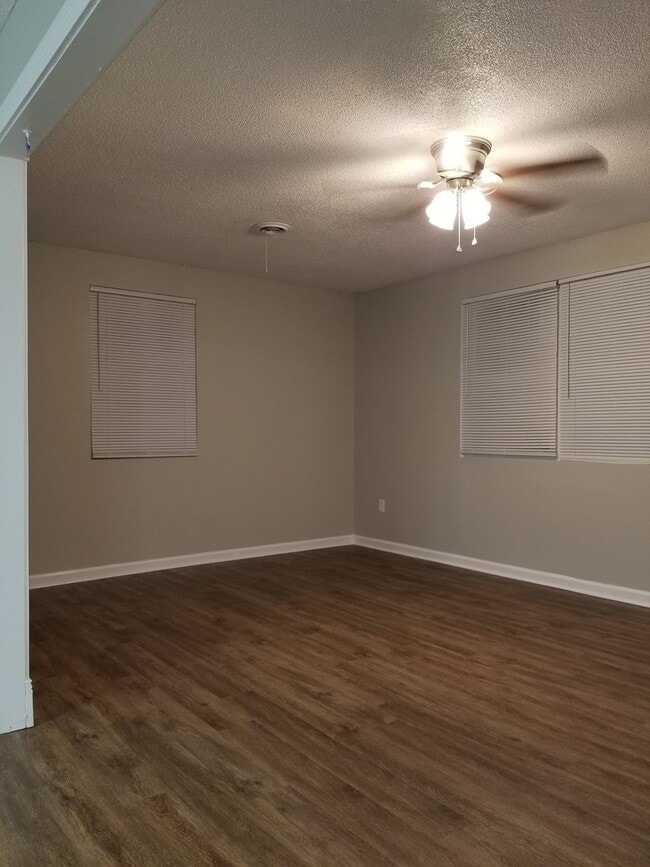 Building Photo - Awesomely Located 3 bedroom 2 bath Available!