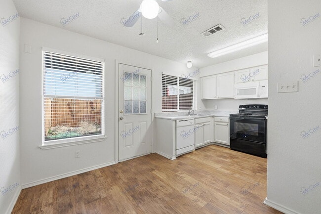 Building Photo - 800 Bluebonnet Dr