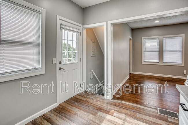 Building Photo - 1823 S 60th St