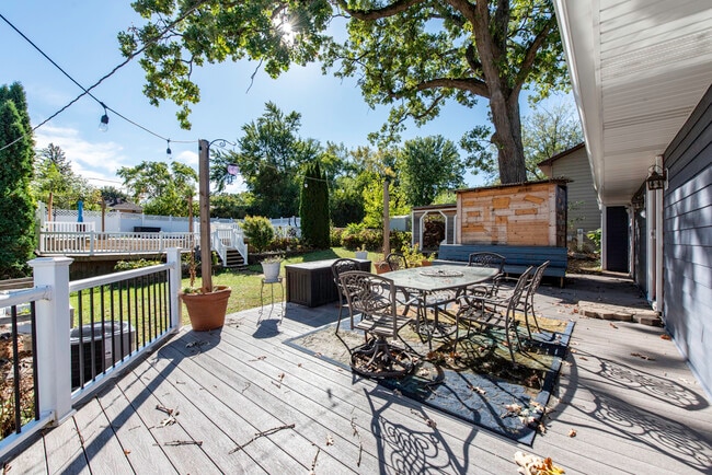 Building Photo - 18225 W Lindenwood Dr