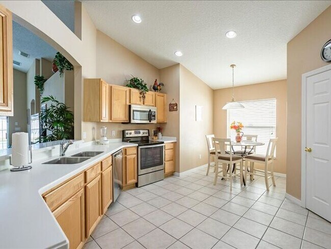 Building Photo - Stunning Fully Furnished 4-Bedroom, 3-Bath...
