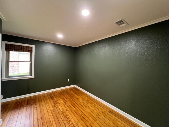 Building Photo - Beautiful Home on Esplanade across from Go...