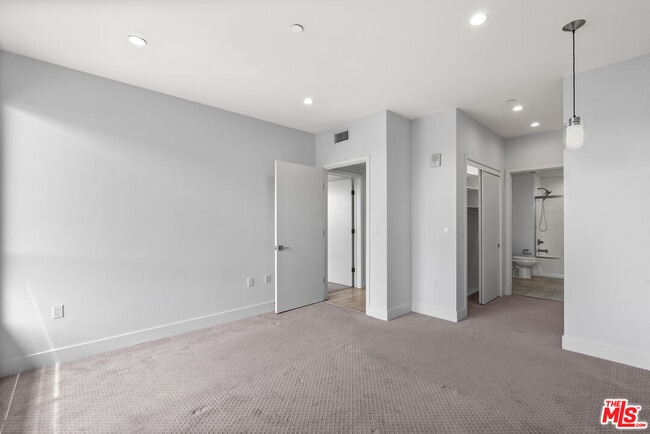 Building Photo - 5955 Saturn St