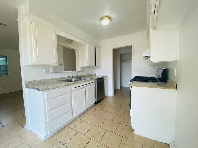 Building Photo - 3 Bed 1 Bath home for rent in NW OKC!