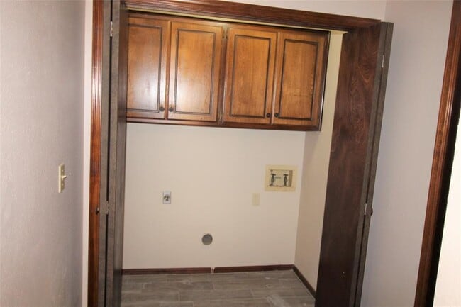 Building Photo - 225 Skylark Ct