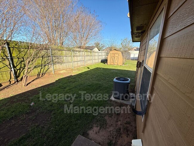 Building Photo - 701 Miracle Ln