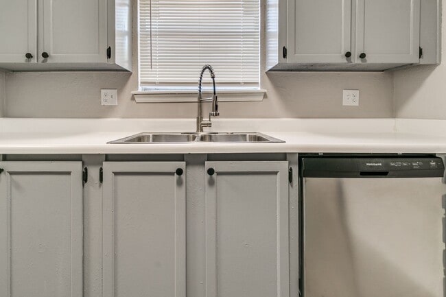 Building Photo - Newly Renovated 2bed 2 bath !Townhome