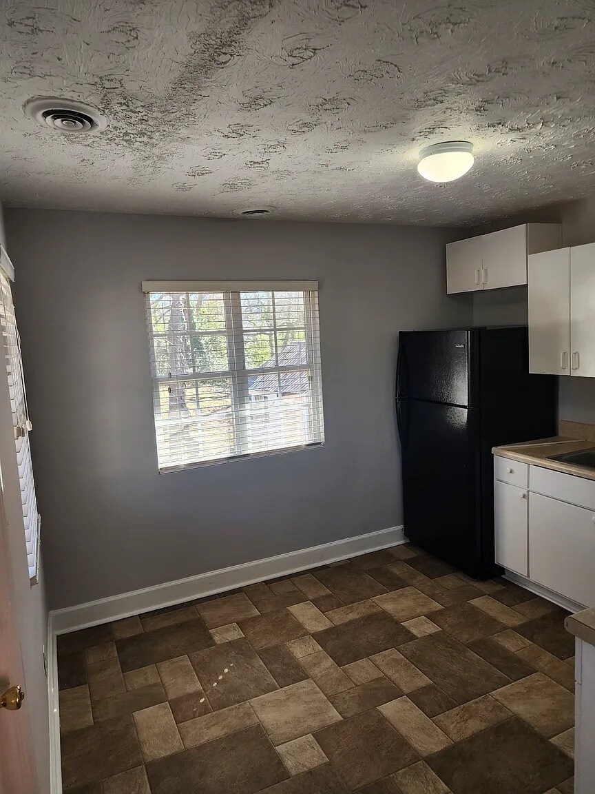 Building Photo - Room in Apartment on 8th St