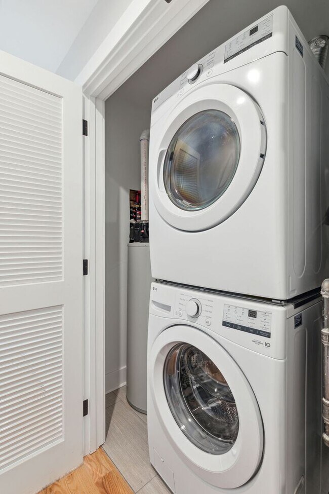 Building Photo - 2427 W Thompson St