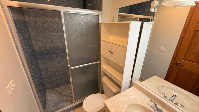 Building Photo - 220 Oak Knoll Ct
