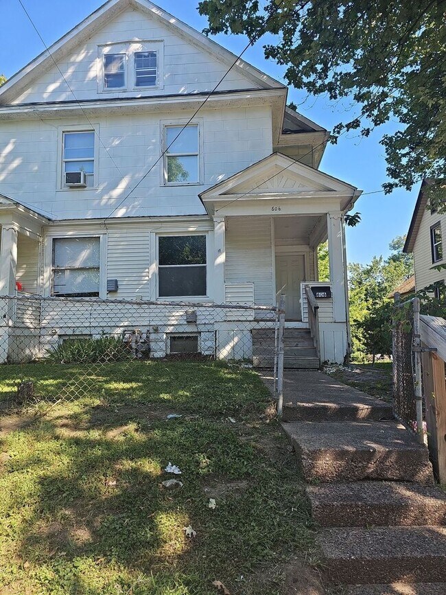 Building Photo - 606-608 W 9th Street