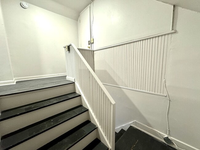 Building Photo - 5 bed/2 bath Mins. from UC Campus for Only...