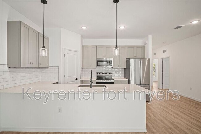 Building Photo - 625 SE 13th Pl
