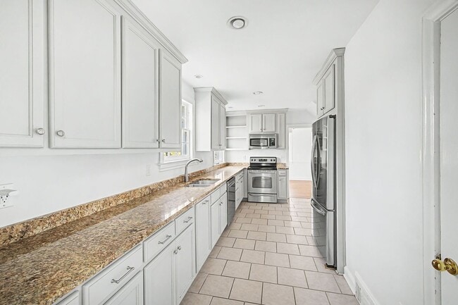 Building Photo - Beautiful 4BD/3.5BA home in the heart of Green Hills.