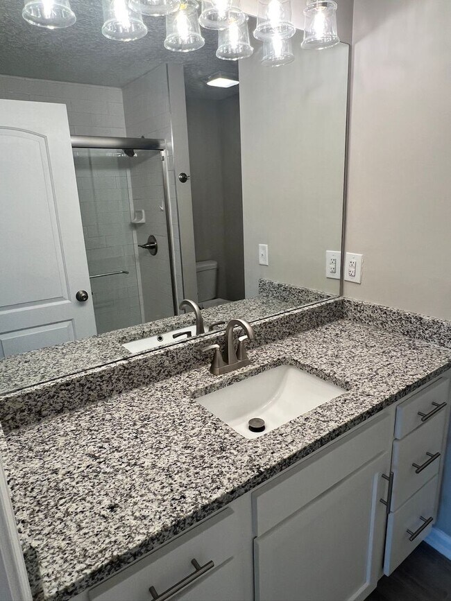 Building Photo - Pristine 4BR/2BA Available Immediately