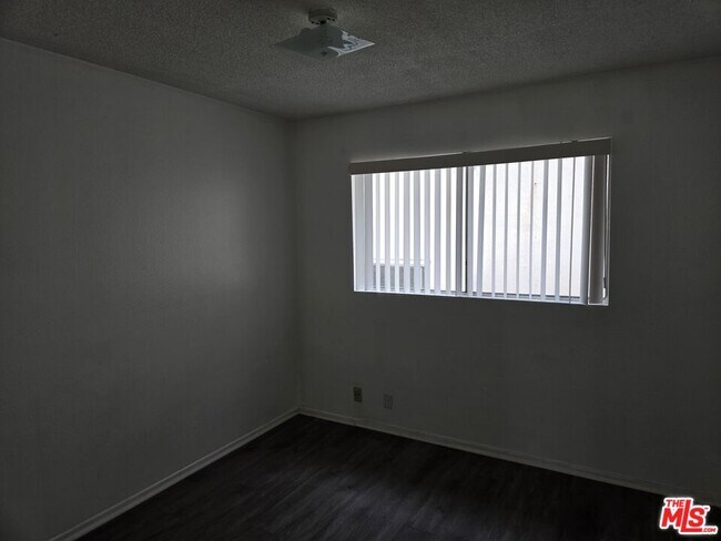 Building Photo - 1233 Tamarind Ave