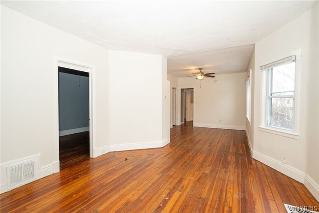 Building Photo - 11 Hoyt St