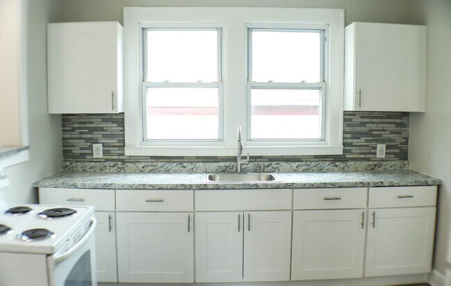 Building Photo - 312 Huntington St