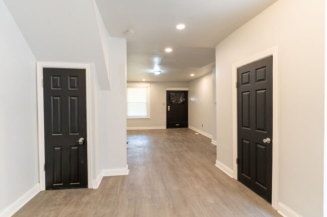 Building Photo - Newly rehabbed 3 bedroom 1.5 bath unit